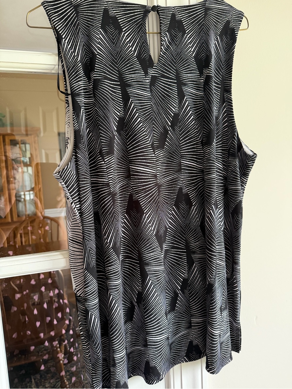 Vince Camuto Black & White Abstract Geometric Sleeveless Top - Picture 3 of 3